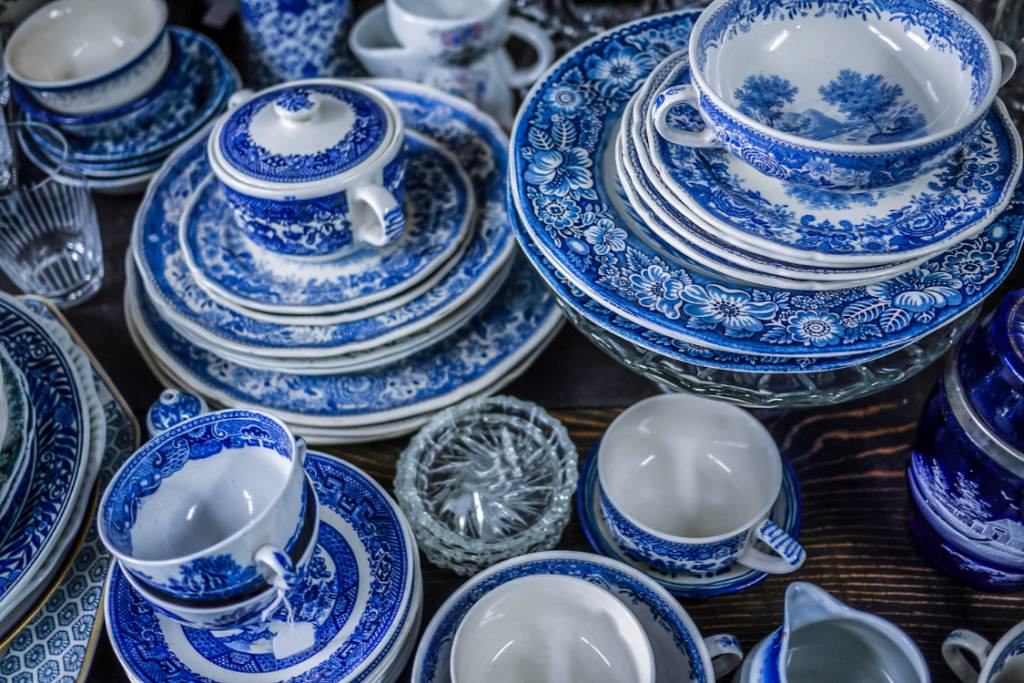 Une variété de porcelaine fine