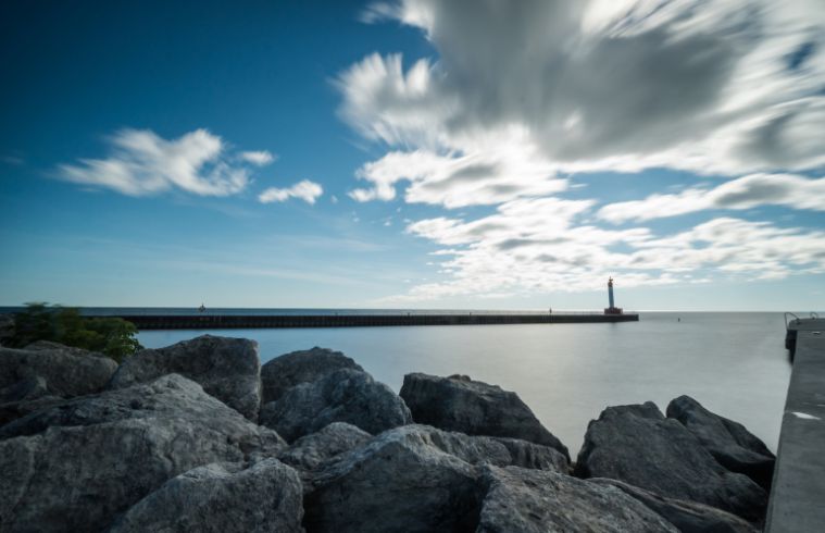 Feu de signalisation et jetée avec côte rocheuse dans le port d'Oakville, près de Toronto, sur le lac Ontario.