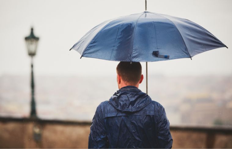 L'homme sous la pluie